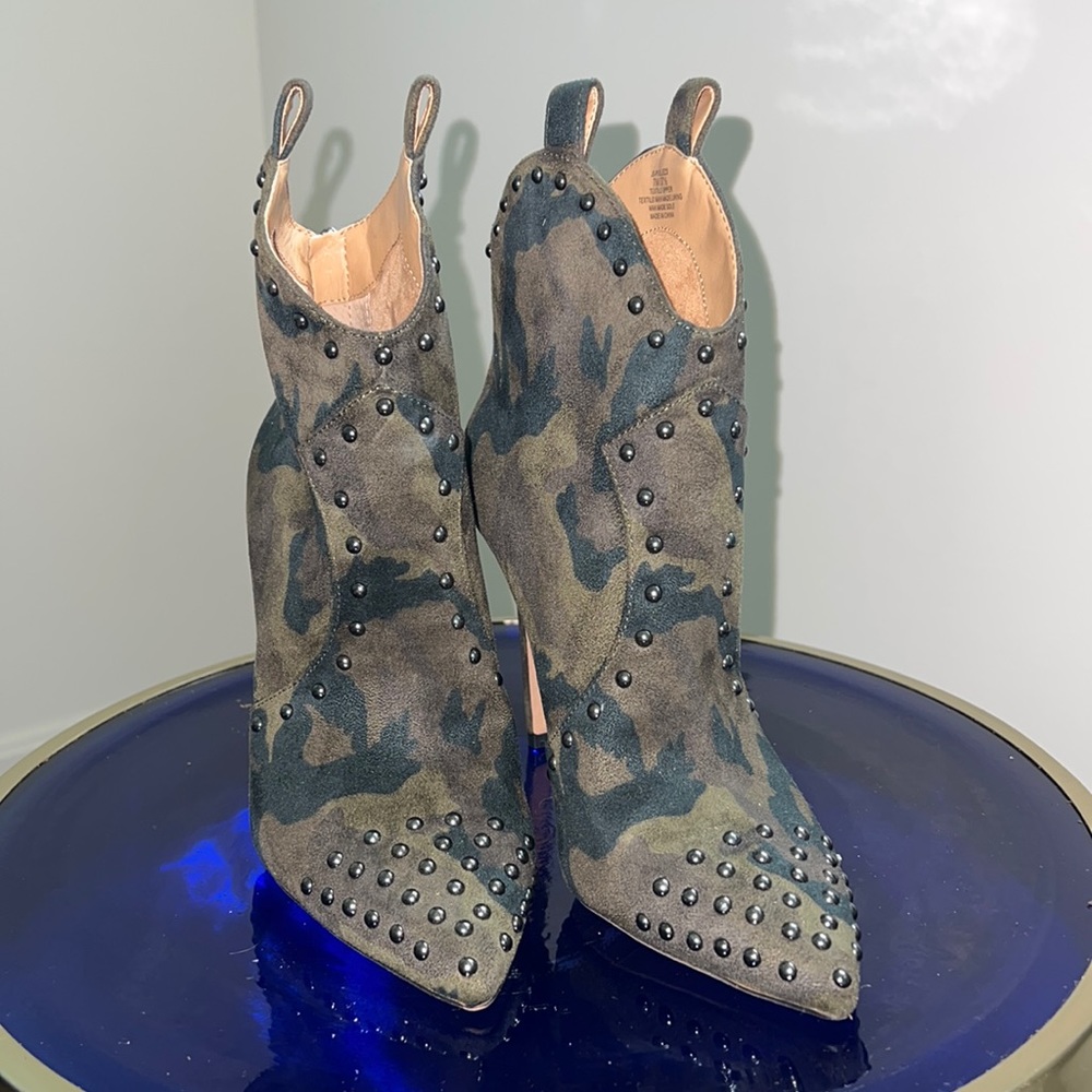 Jessica Simpson bootie’s with studs, size 7.5, four inch heel!